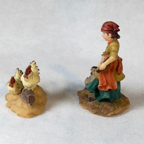 Grandeur Noel '01 Bethlehem Village (2 pcs) Hens & Woman O'Well Porcelain Resin - Picture 3 of 10
